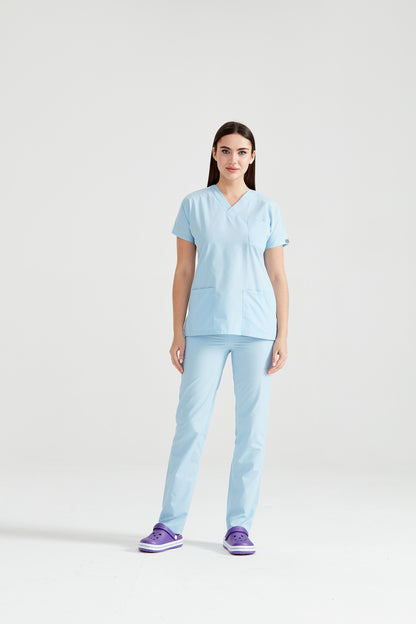 Asistenta medicala imbracata in costum medical albastru Blu Ciel, vedere din picioare
