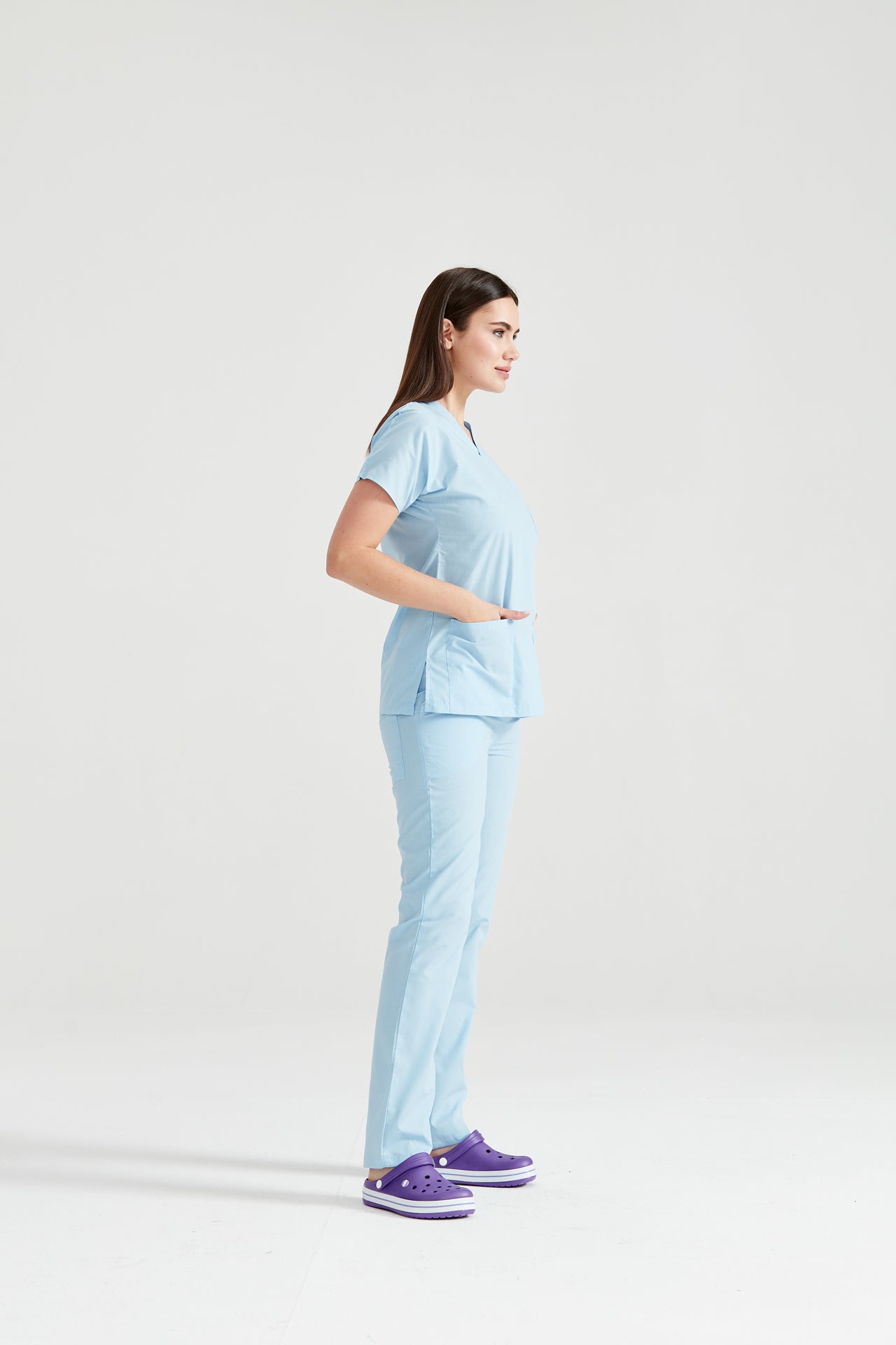 Asistenta medicala imbracata in costum medical Blu Ciel, vedere din profil