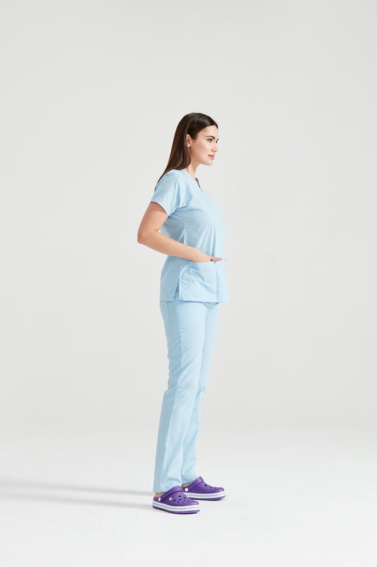 Asistenta medicala imbracata in costum medical Blu Ciel, vedere din profil