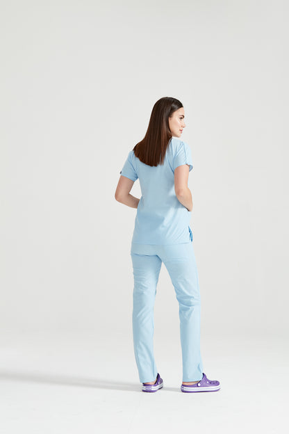 Asistenta medicala imbracata in costum medical Blu Ciel, vedere din spate