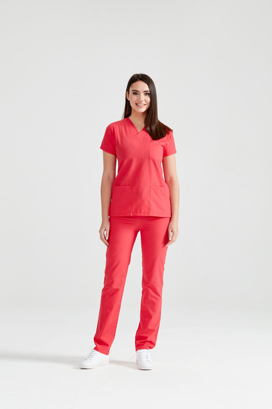 Asistenta medicala imbracata in costum Corai Red, vedere din fata