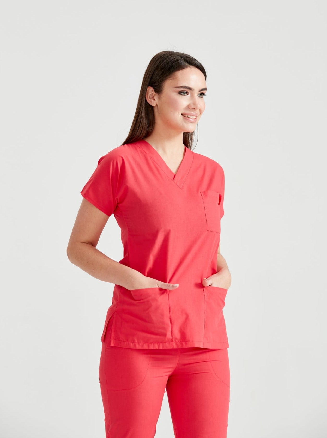 Asistenta medicala imbracata in costum Corai Red, vedere din profil