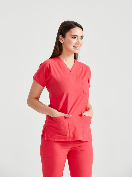 Asistenta medicala imbracata in costum Corai Red, vedere din profil