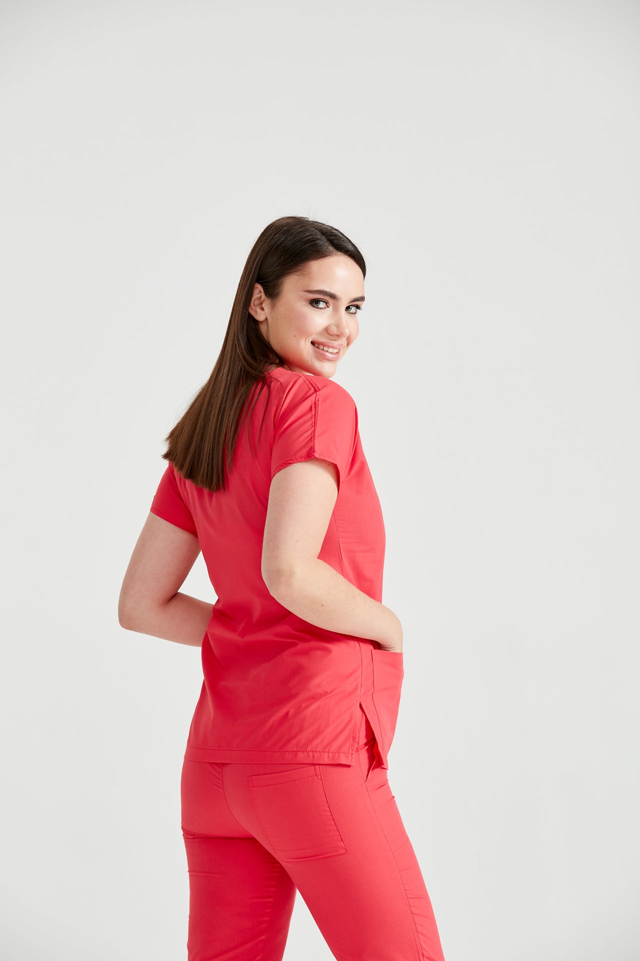 Asistenta medicala imbracata in costum Corai Red, vedere din spate
