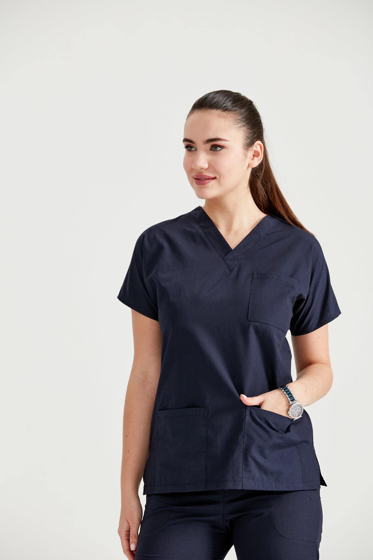 Asistenta medicala imbracata in costum medical de dama din elastan, Bluemarin, vedere din fata