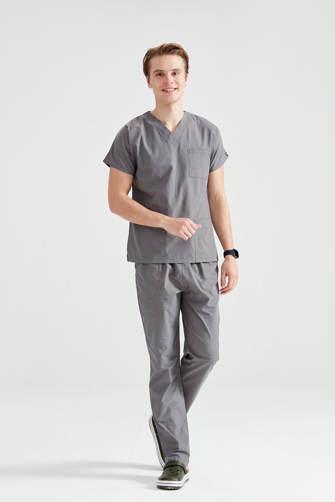 Asistent medical imbracat in costum medical pentru barbati, Grey, vedere din picioare