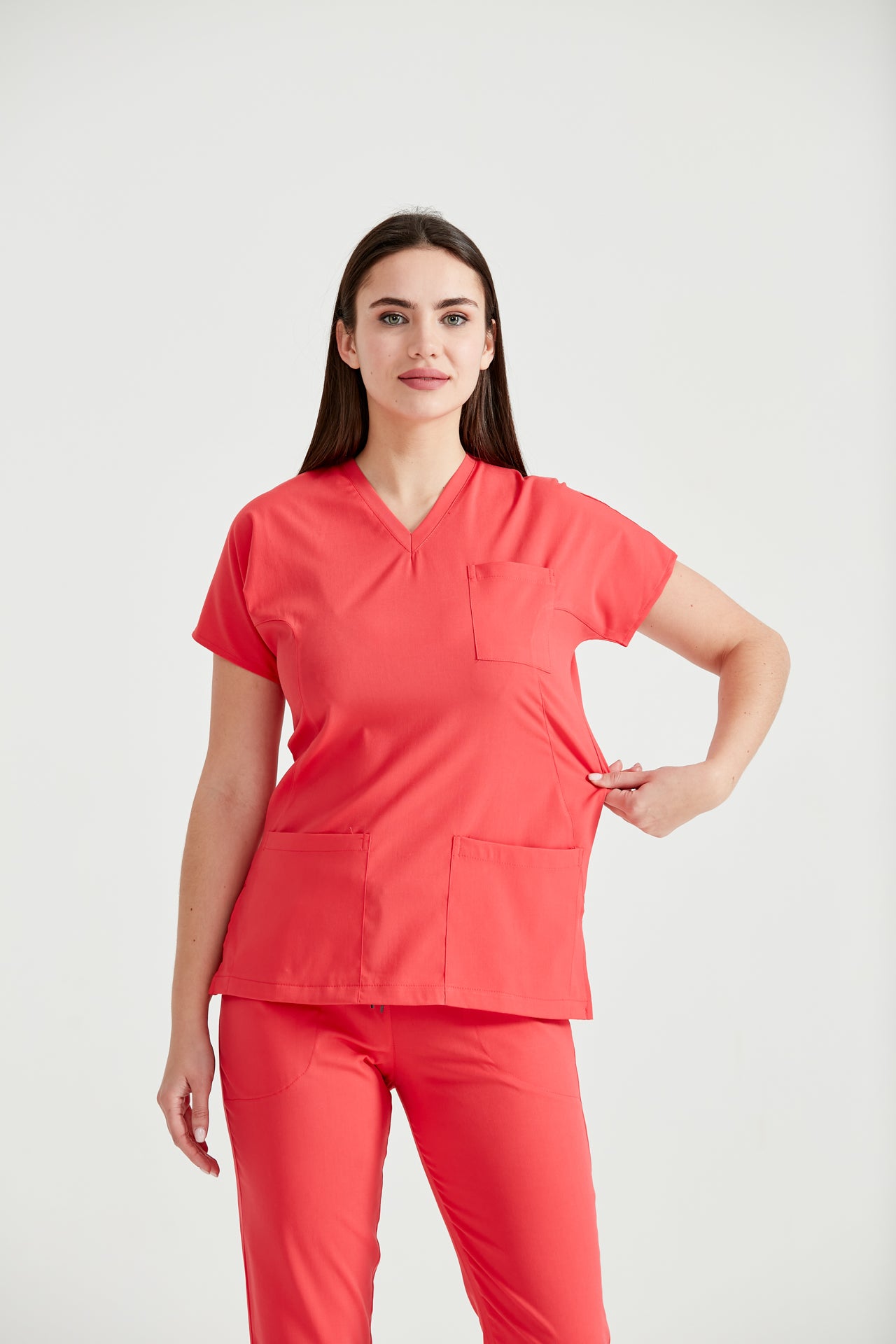  Asistenta medicala imbracata in costum rosu corai, din elastan Coral, vedere din fata