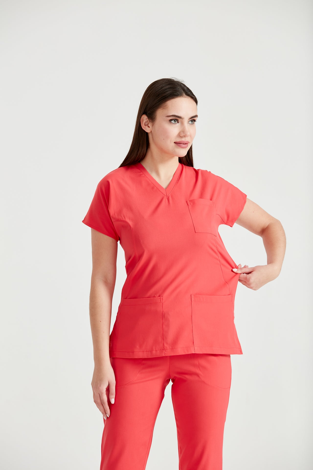  Asistenta medicala imbracata in costum din elastan rosu corai Coral, vedere din profil