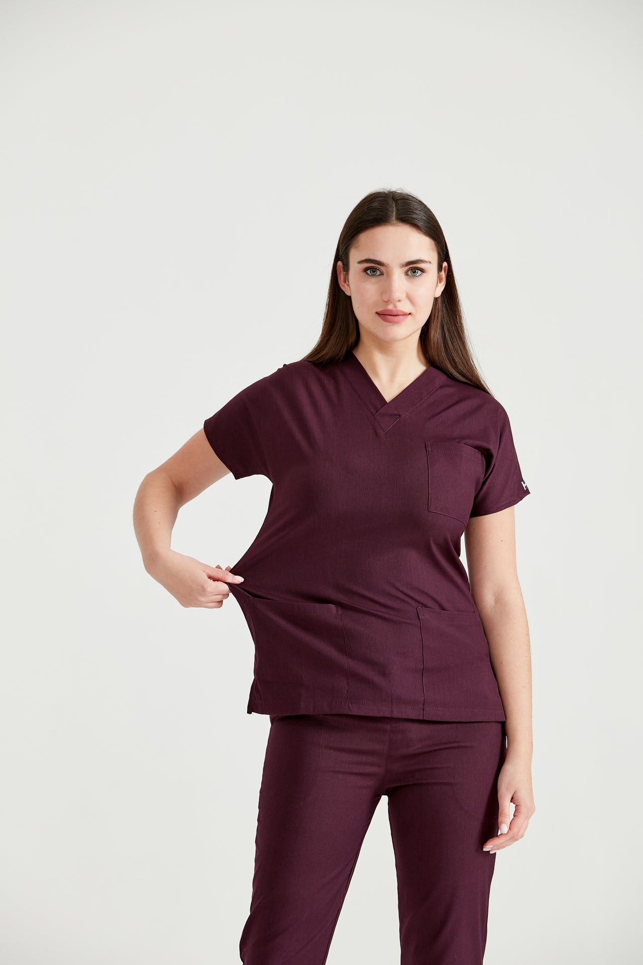 Asistenta medicala imbracata in costum medical din elastan grena Cherry, vedere din fata