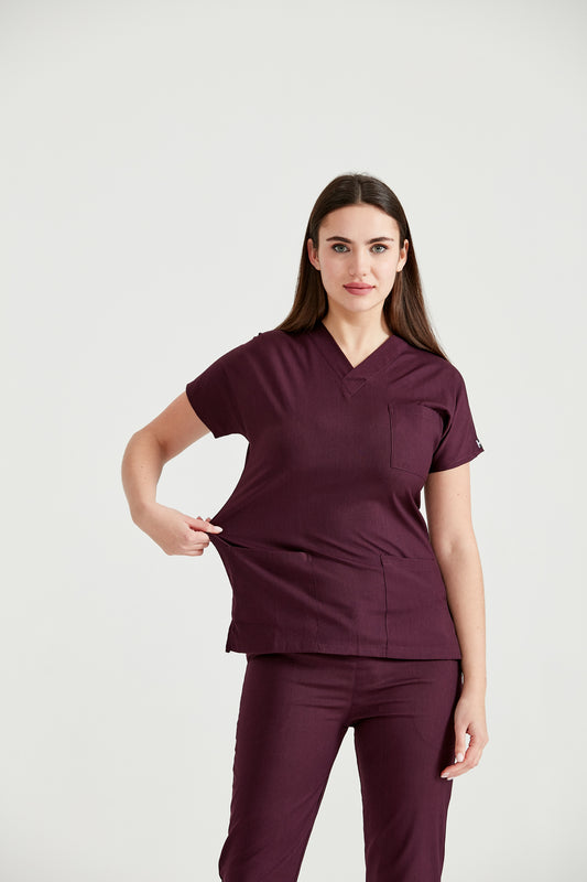 Asistenta medicala imbracata in costum medical din elastan grena Cherry, vedere din fata
