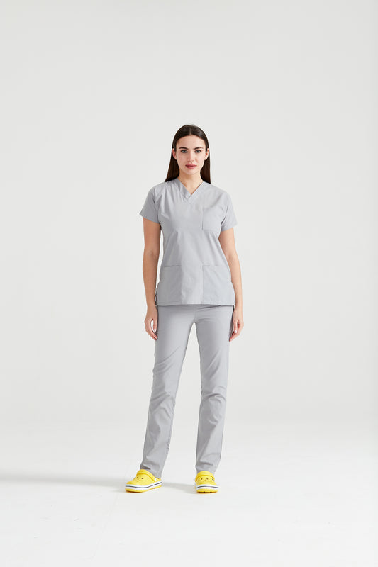 Asistenta medicala imbracata in costum medical gri Light Grey, cadru larg