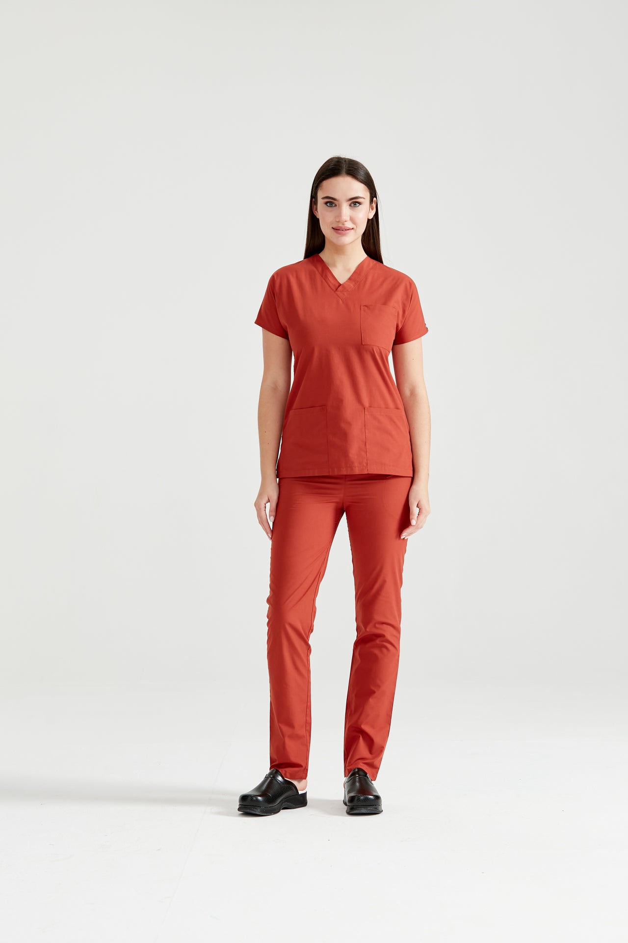Asistenta medicala imbracata in costum medical rosu Classic Red, vedere din fata