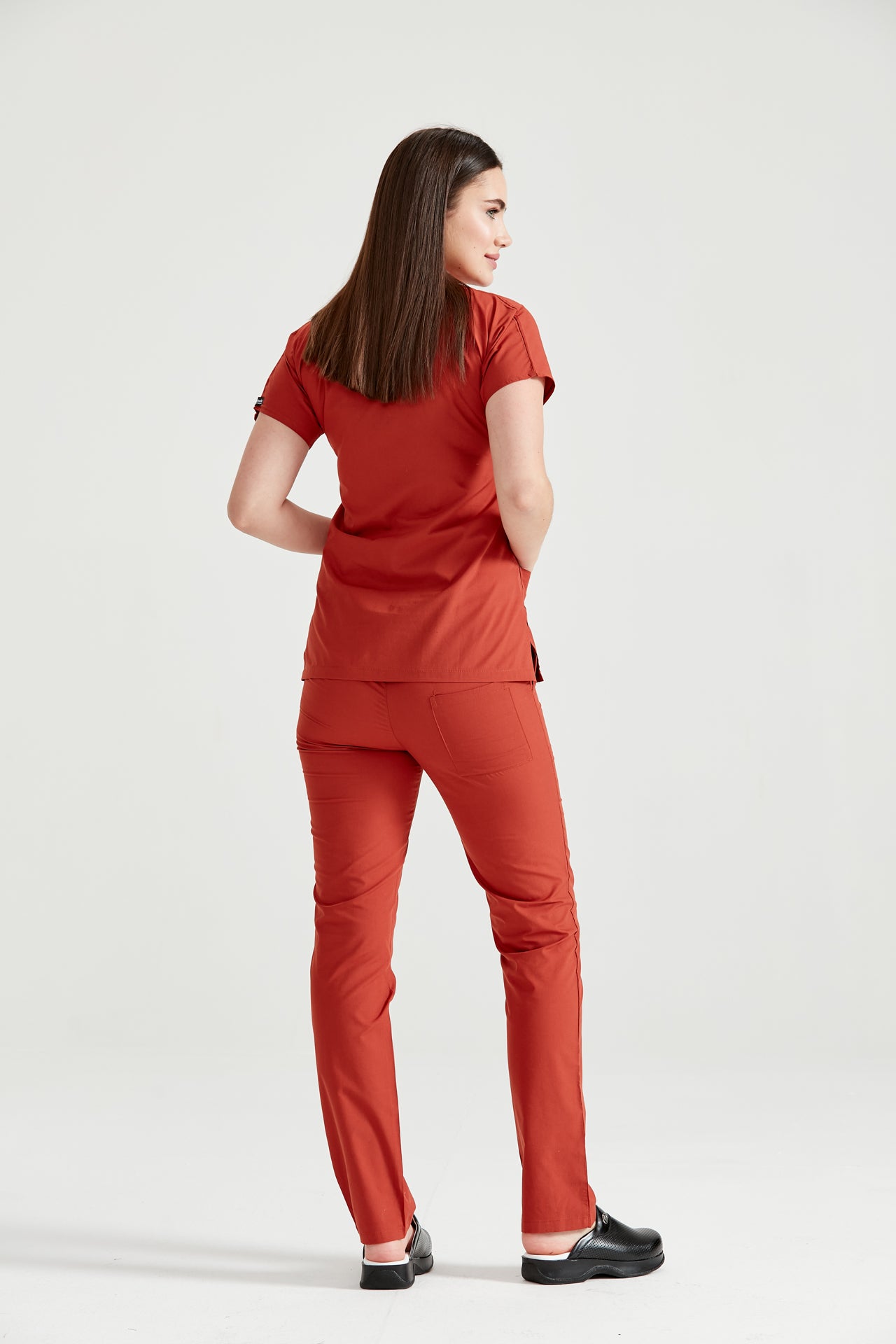 Asistenta medicala imbracata in costum medical rosu Classic Red, vedere din spate