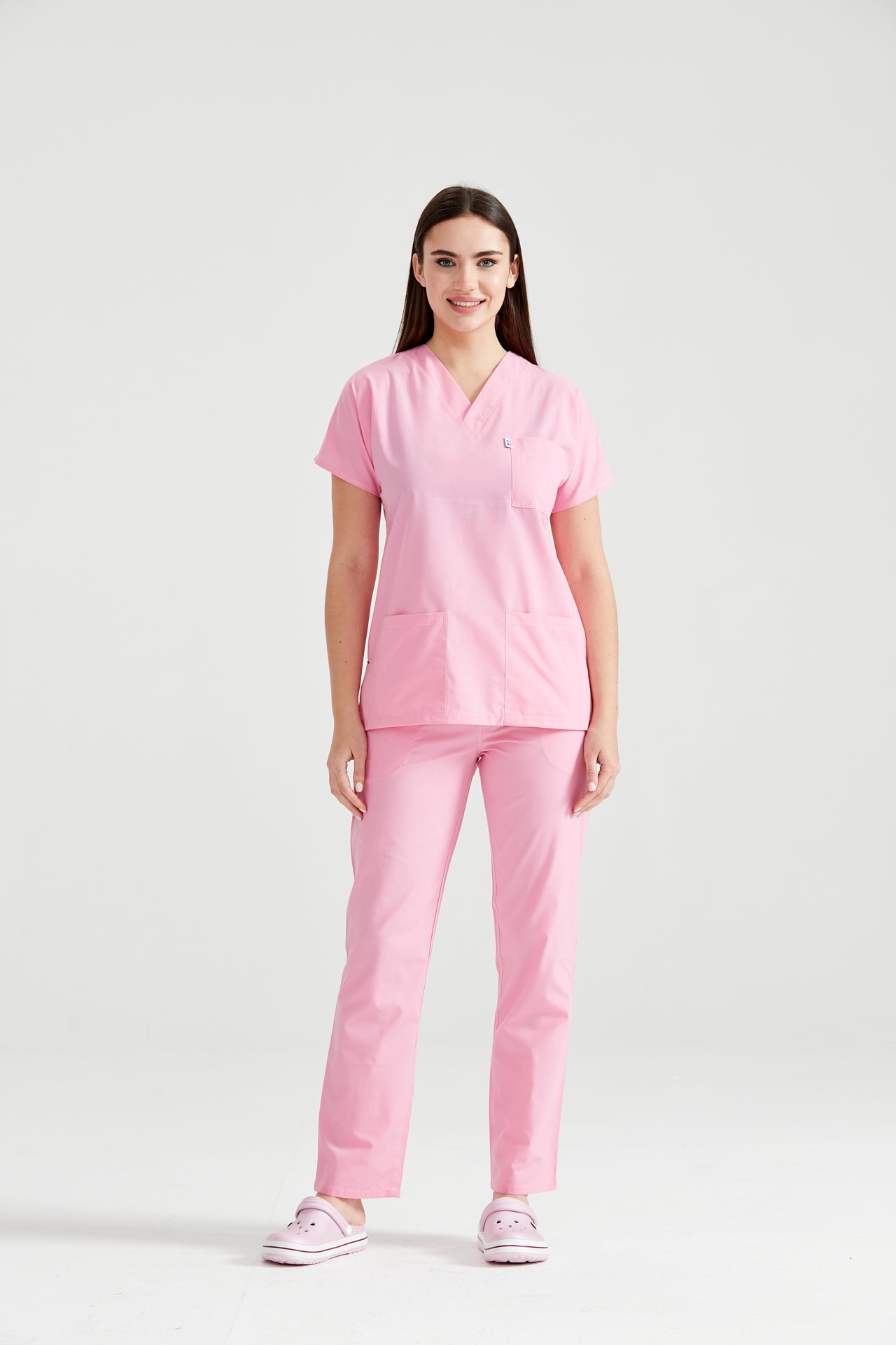 Asistenta medicala imbracata in costum roz Baby Pink, vedere din picioare