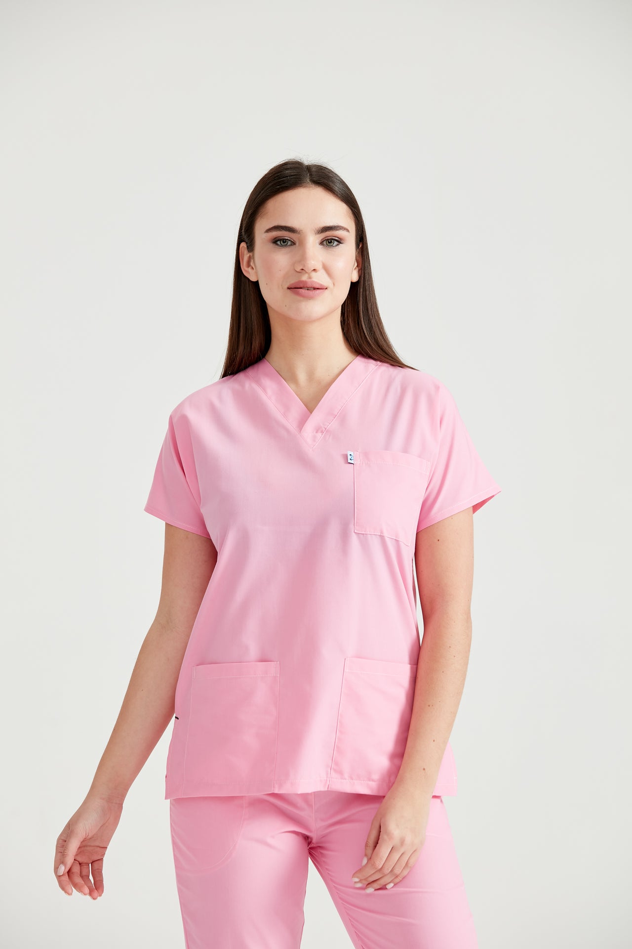 Asistenta medicala imbracata in costum roz Baby Pink, vedere din fata