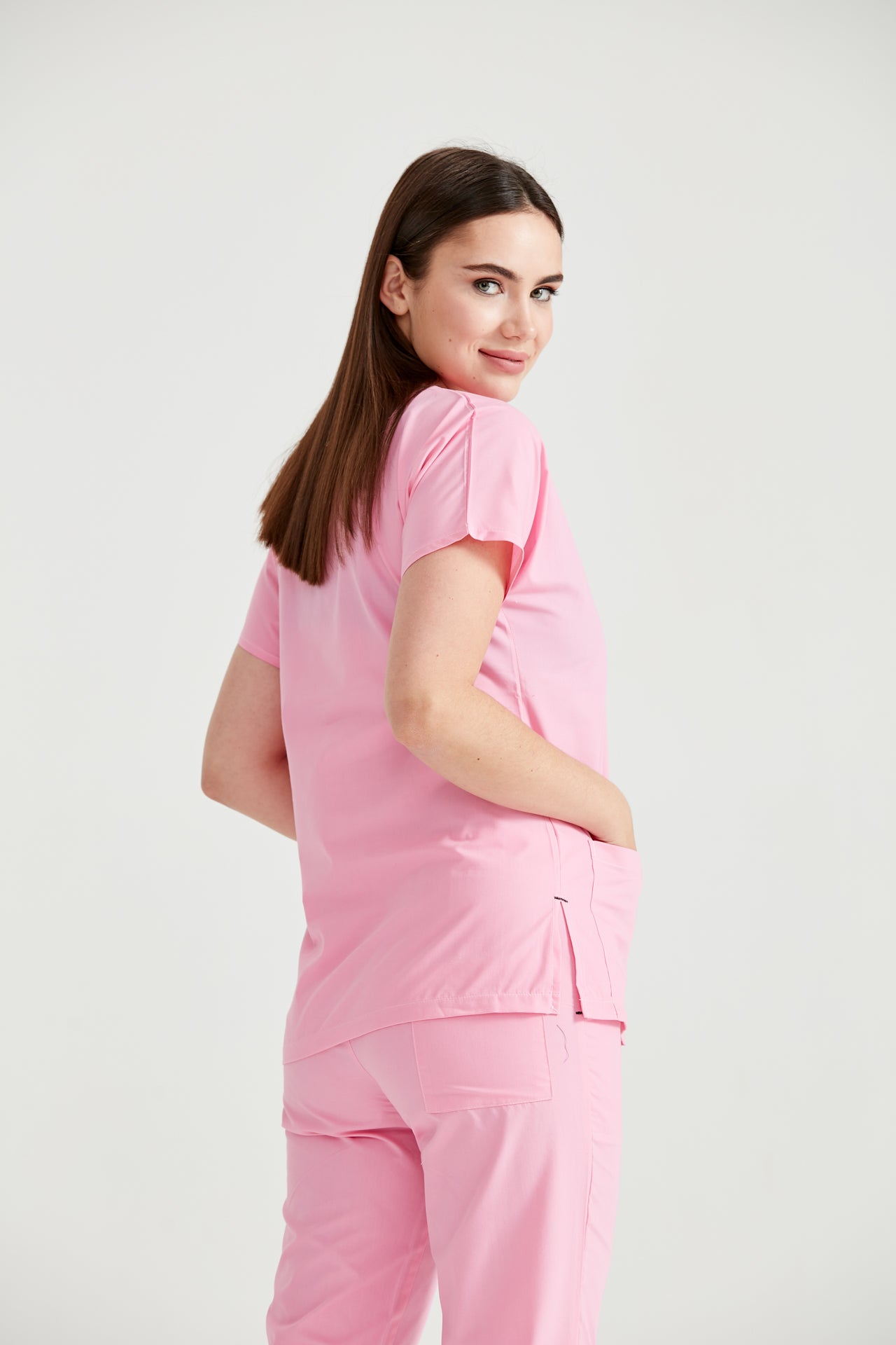 Asistenta medicala imbracata in costum roz Baby Pink, vedere din spate
