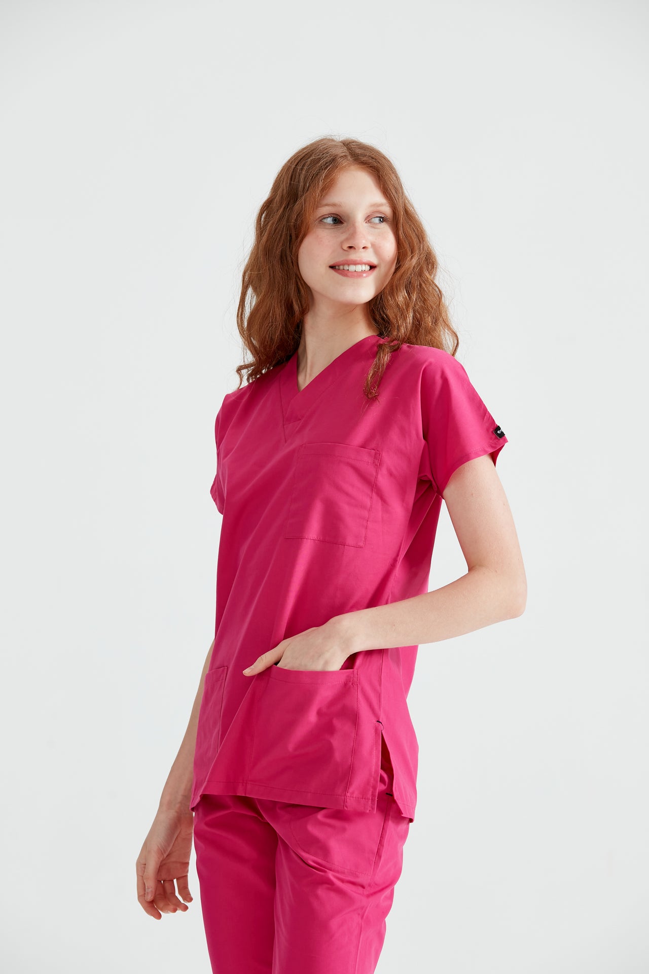 Asistenta imbracata in costum medical roz Fuchsia, vedere din fata