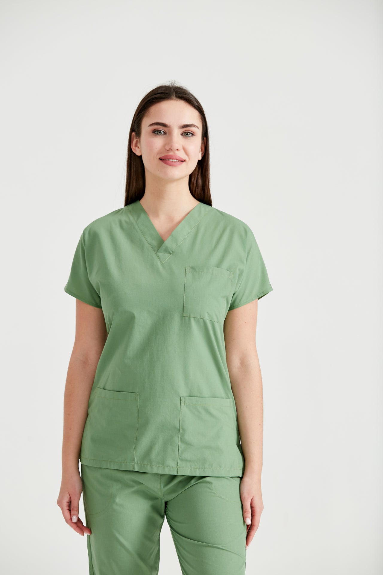Asistenta medicala imbracata in costum medical verde fistic Pistaccio, vedere din fata