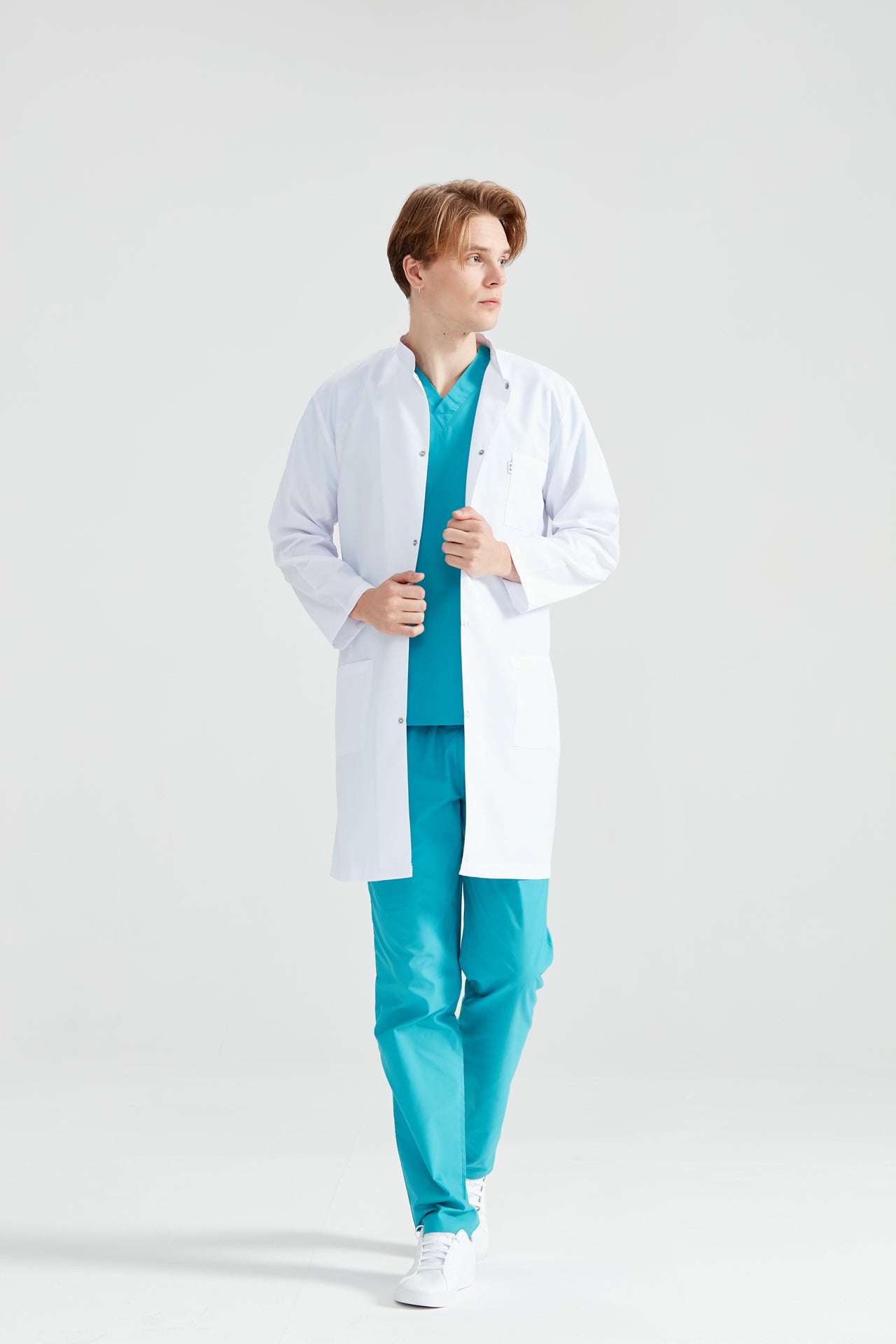 Asistent medical imbracat in halat Dr. Tunica Long, vedere din fata