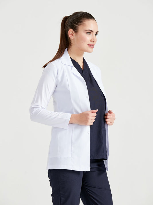 Asistenta medicala imbracata in halat Dr. Rever Short, vedere din profil