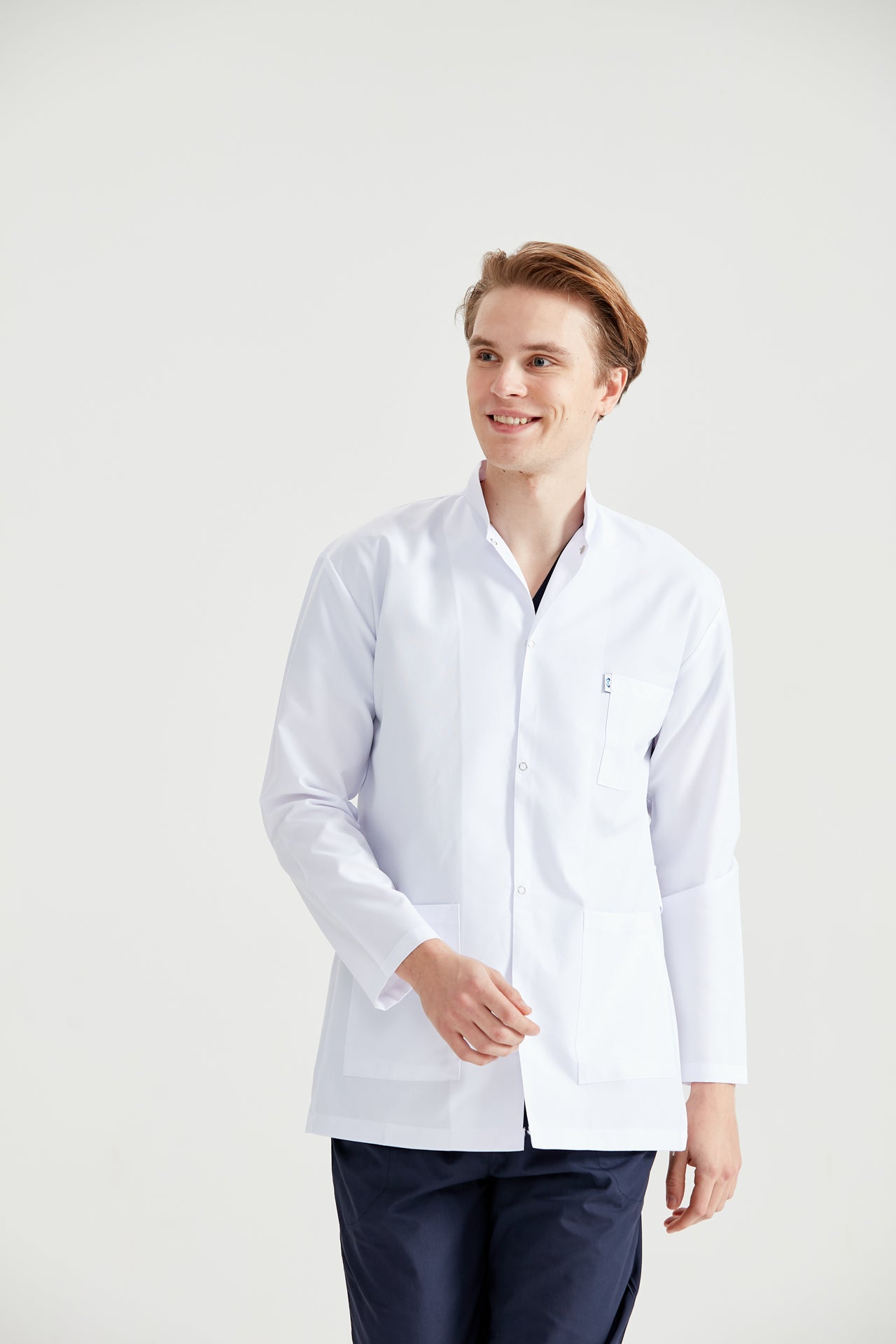 Asistent medical imbracat in halat Dr. Tunica Short, vedere din fata, in timp ce merge
