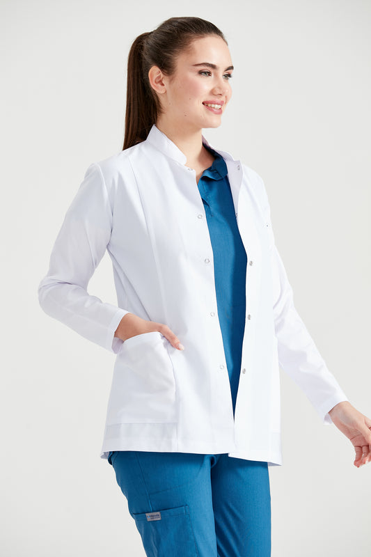  Asistenta medicala imbracata in halat Dr. Tunica Short, cu mainile in buzunar, vedere din fata