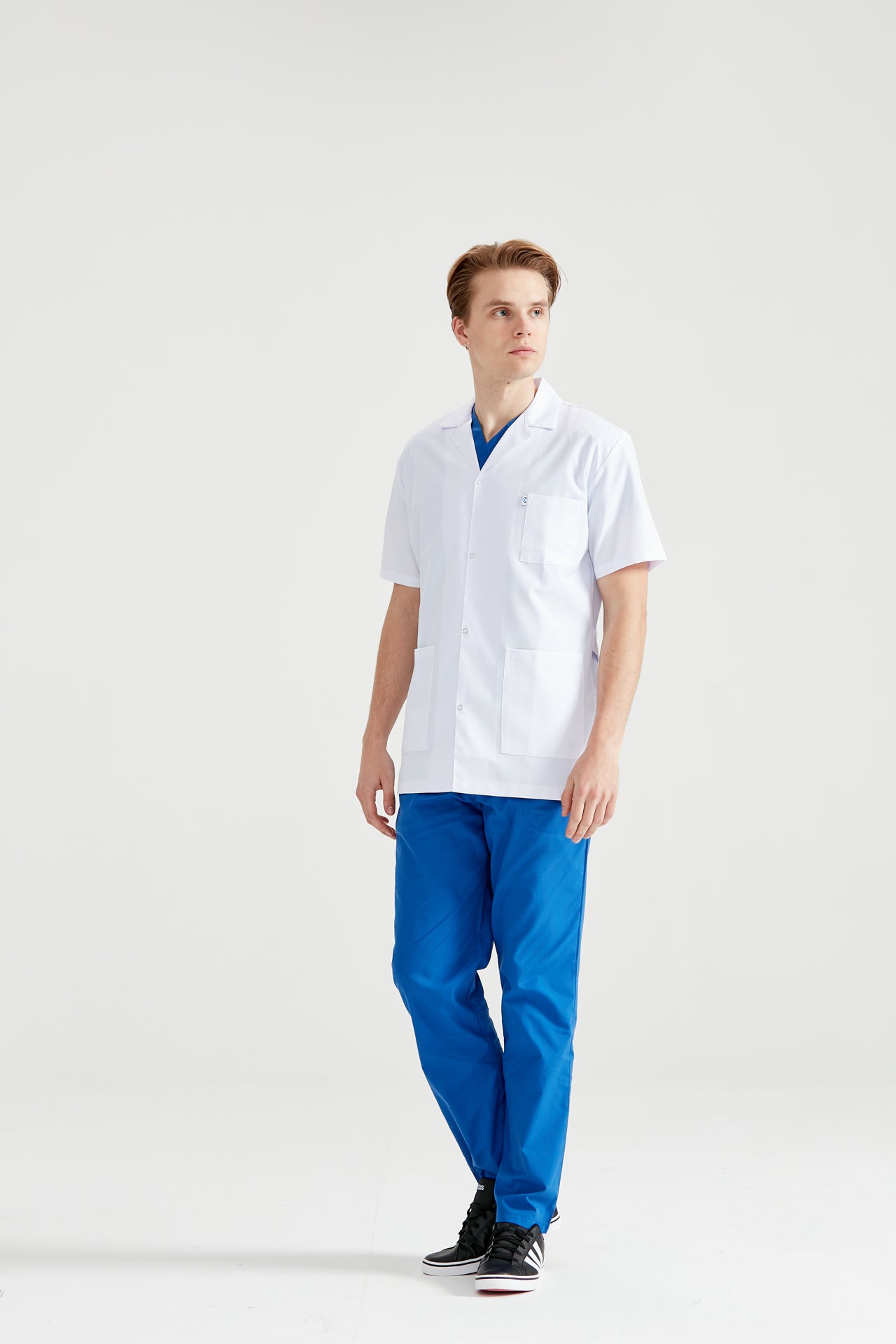 Asistent medical imbracat in halat Dr. Rever Summer, vedere din fata