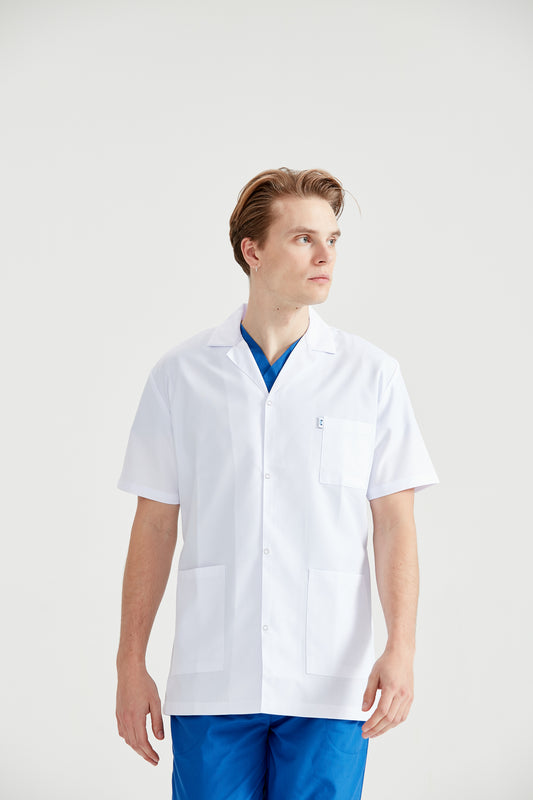 Asistent medical imbracat in halat Dr. Rever Summer, cu mainile in buzunar, vedere din semiprofil