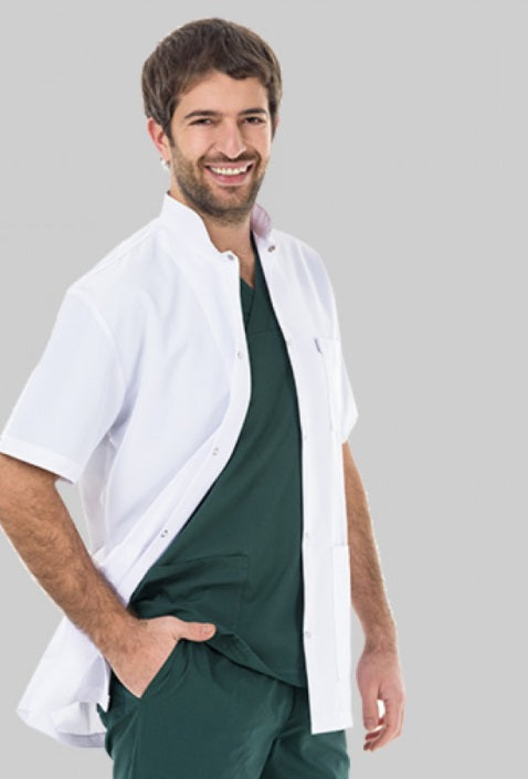 medic imbracat in halat alb, cu maneci scurte