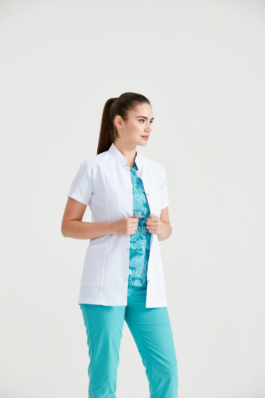  Asistenta medicala imbracat in halat medical alb, scurt, Dr. Tunica Summer, vedere din profil