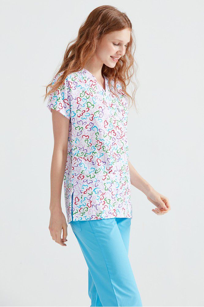 bluza medicala de la Demoteks Medicalwear de culoare alba, pentru femei, cu imprimeu cu inimi in culori diverse