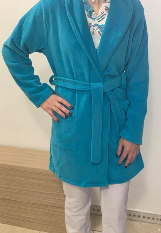 asistenta medicala imbracata intr-un halat medical polar turquoise cu buzunare si cordon in talie