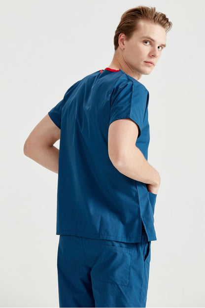 Asistent medical imbracat in costum medical pentru barbati, elastan, albastru indigo, vedere din spate