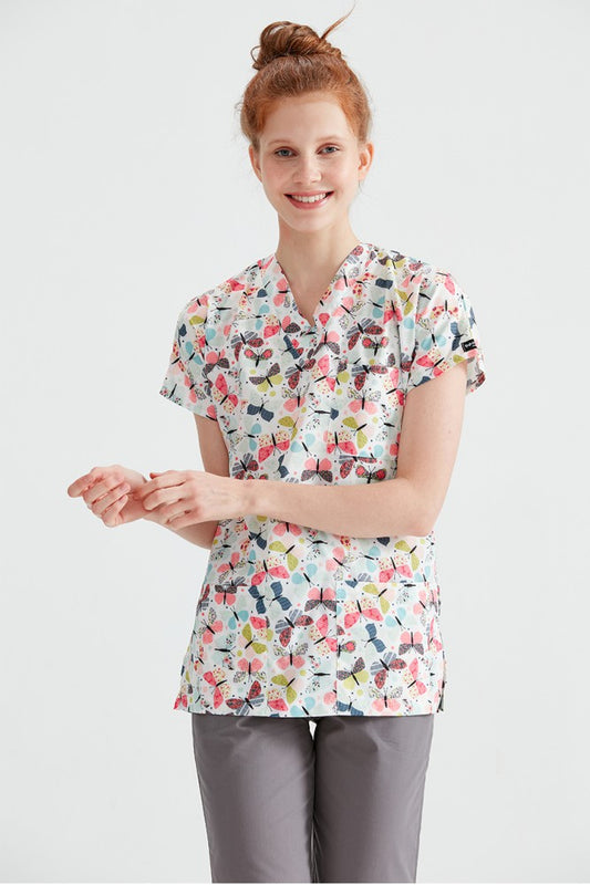 bluza medicala de la Demoteks Medicalwear de culoare alba, pentru femei, cu imprimeu cu fluturi in culori diverse