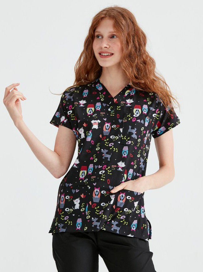 bluza medicala de la Demoteks Medicalwear de culoare neagra, pentru femei, cu imprimeu pisicute
