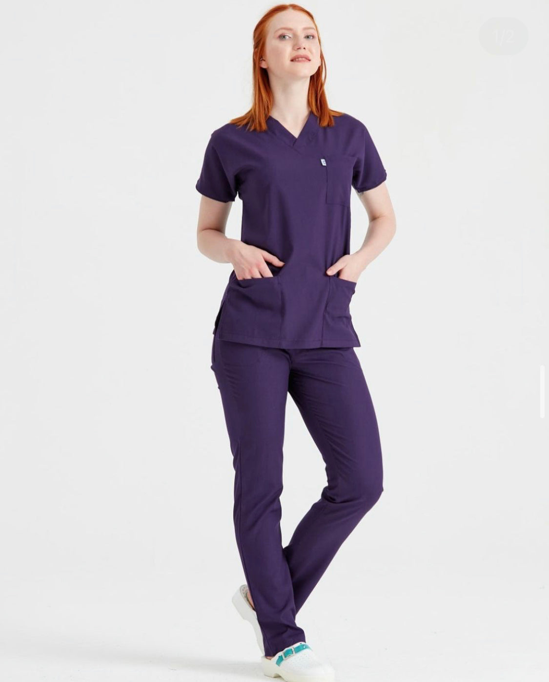 Asistenta medicala imbracata in costum medical de dama din elasta, Mov - Purple, vedere din profil 