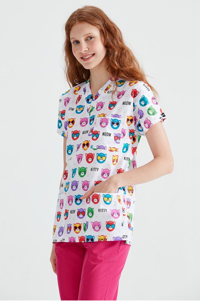 bluza medicala de la Demoteks Medicalwear de culoare alba, pentru femei, cu imprimeu Big Kitty