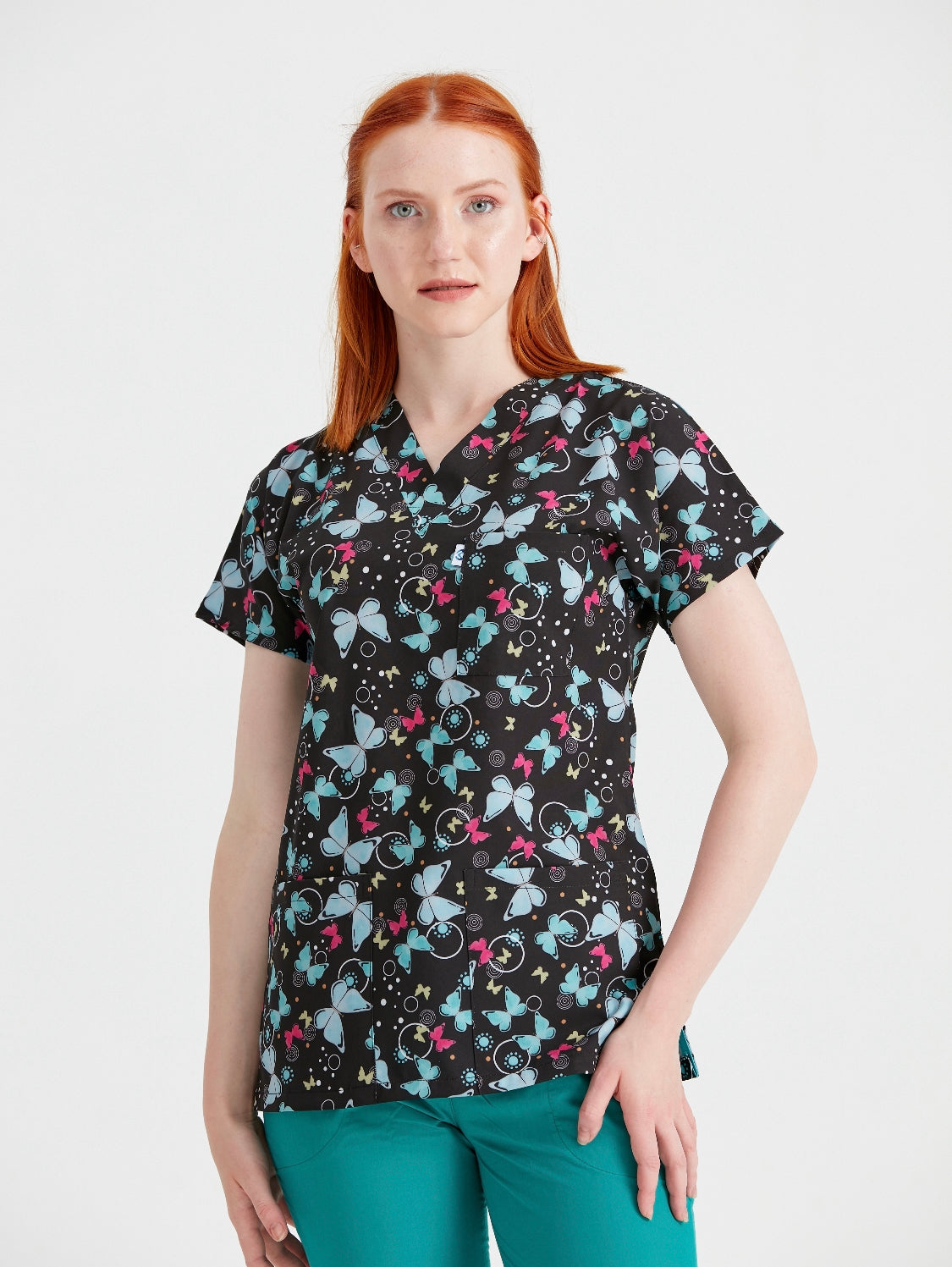 bluza medicala de la Demoteks Medicalwear de culoare negru, pentru femei, cu imprimeu cu fluturi turqoise