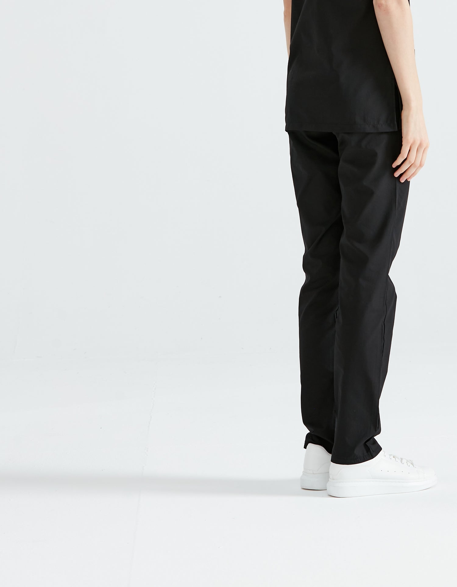 Asistenta medicala imbracata in pantaloni Absolut Black, vedere din spate
