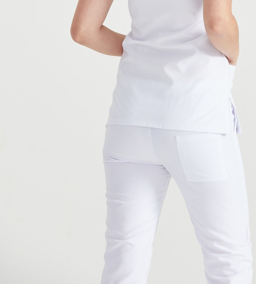  Asistenta medicala imbracata in pantaloni medicali Absolut White, vedere din spate