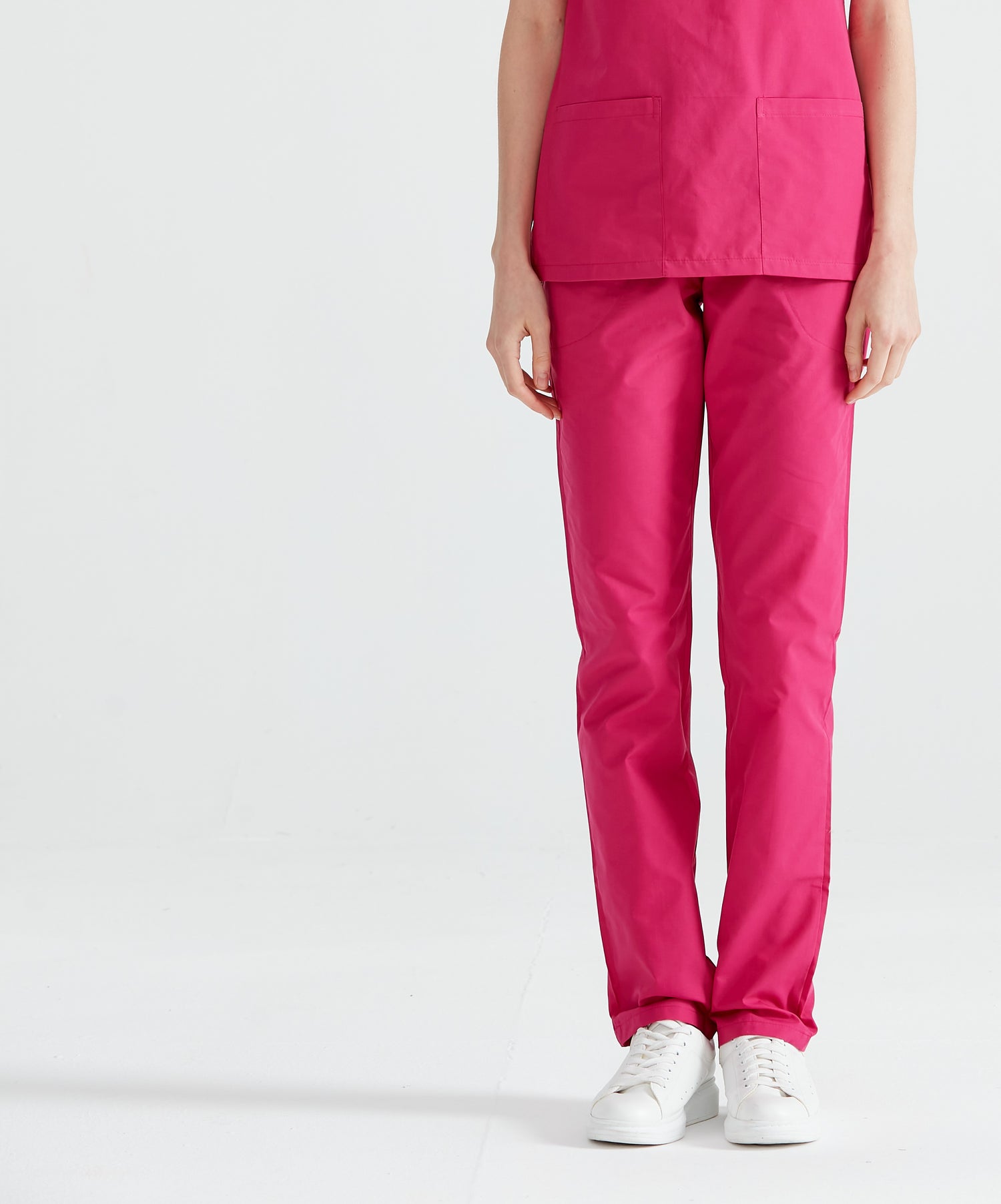 Asistenta medicala imbracata in pantaloni Fuchsia, vedere din fata