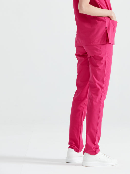 Asistenta medicala imbracata in pantaloni Fuchsia, vedere din spate