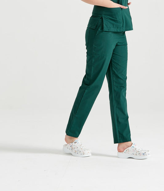 Asistenta imbracata in pantaloni medicali verzi Green, vedere din profil