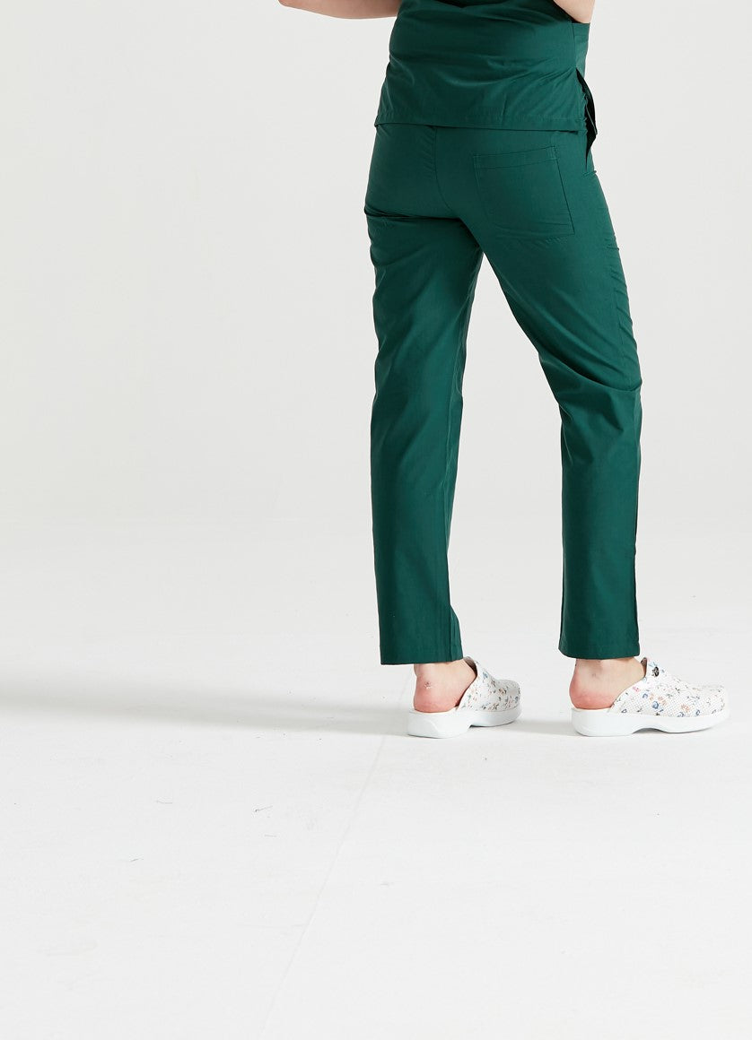 Asistenta imbracata in pantaloni medicali verzi Green, vedere din spate