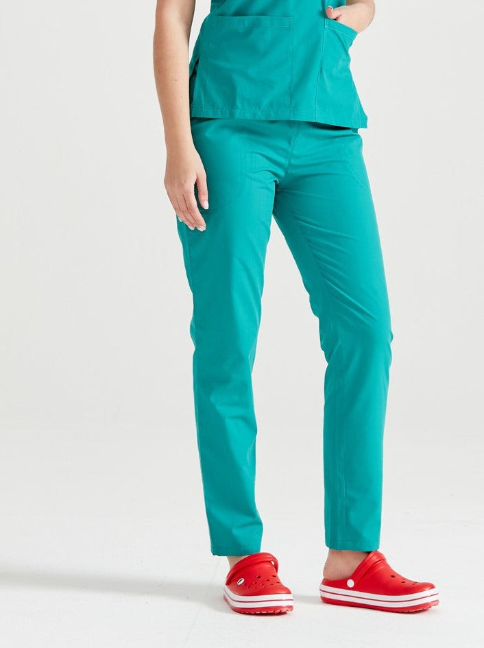 Asistenta medicala imbracata in pantaloni Turquoise Green, vedere din fata