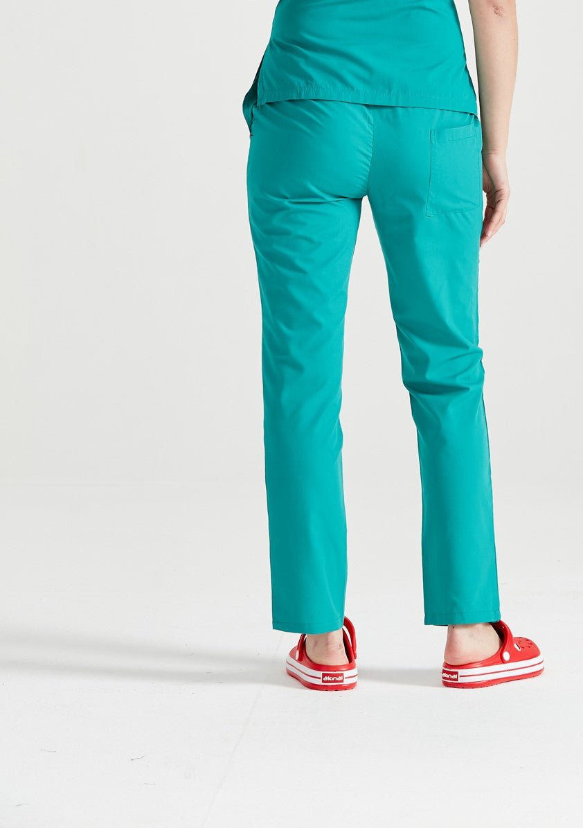 Asistenta medicala imbracata in pantaloni Turquoise Green, vedere din spate
