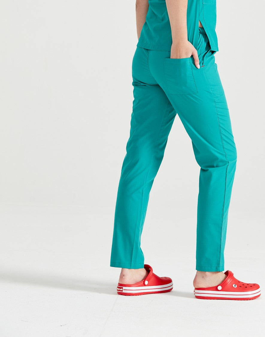 Asistenta medicala imbracata in pantaloni Turquoise Green, vedere din profil