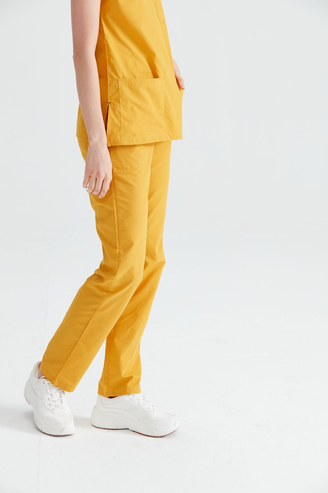 Asistenta medicala imbracata in pantaloni Yellow Sun, vedere din semi-profil