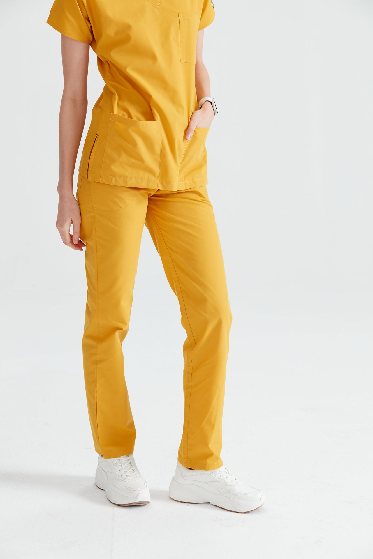Asistenta medicala imbracata in pantaloni Yellow sun, vedere din fata  